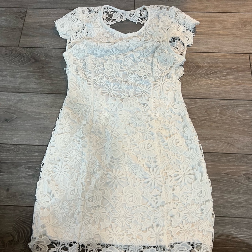 Lulu's White Floral Lace Cap-Sleeve Sheath Dress